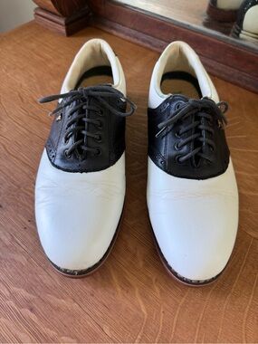 Classic Two-Tone Women’s Saddle Golf Shoes White and Black Sz 8M